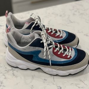 Divided sneakers / trainers